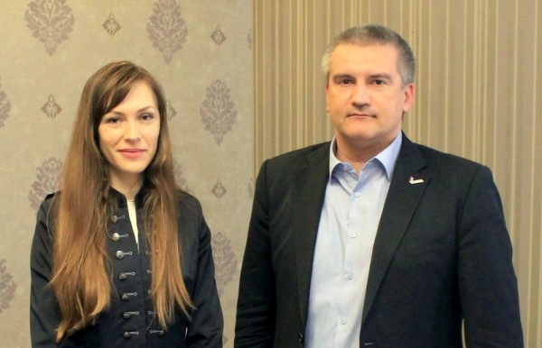 Е. Губарева и С. Аксенов на встрече в Крыму 30 апреля 2014 года